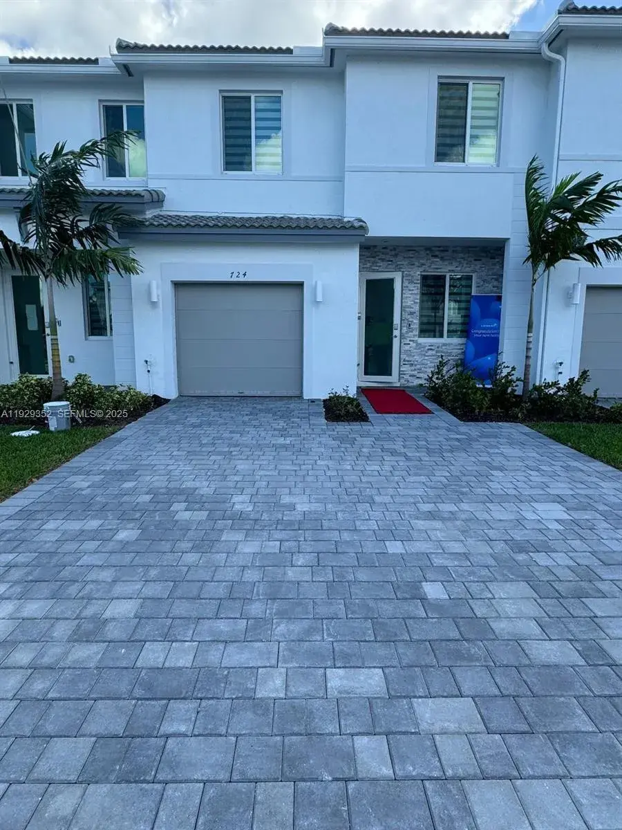 724 SE 13th St Cir, Homestead FL 33034