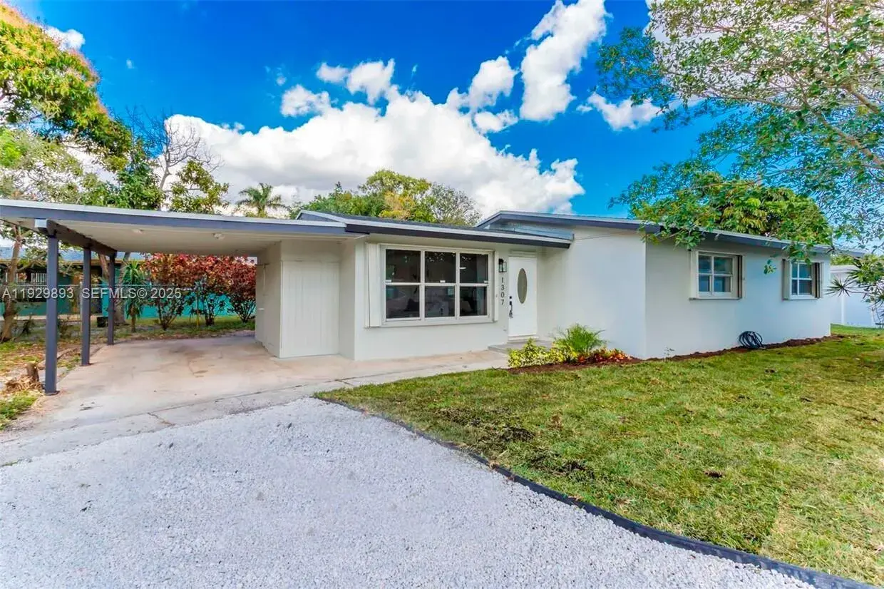 3 bedroom 2 bath Residential Lease for rent at 1307 NW 16th St # 1307, Fort Lauderdale FL 33311