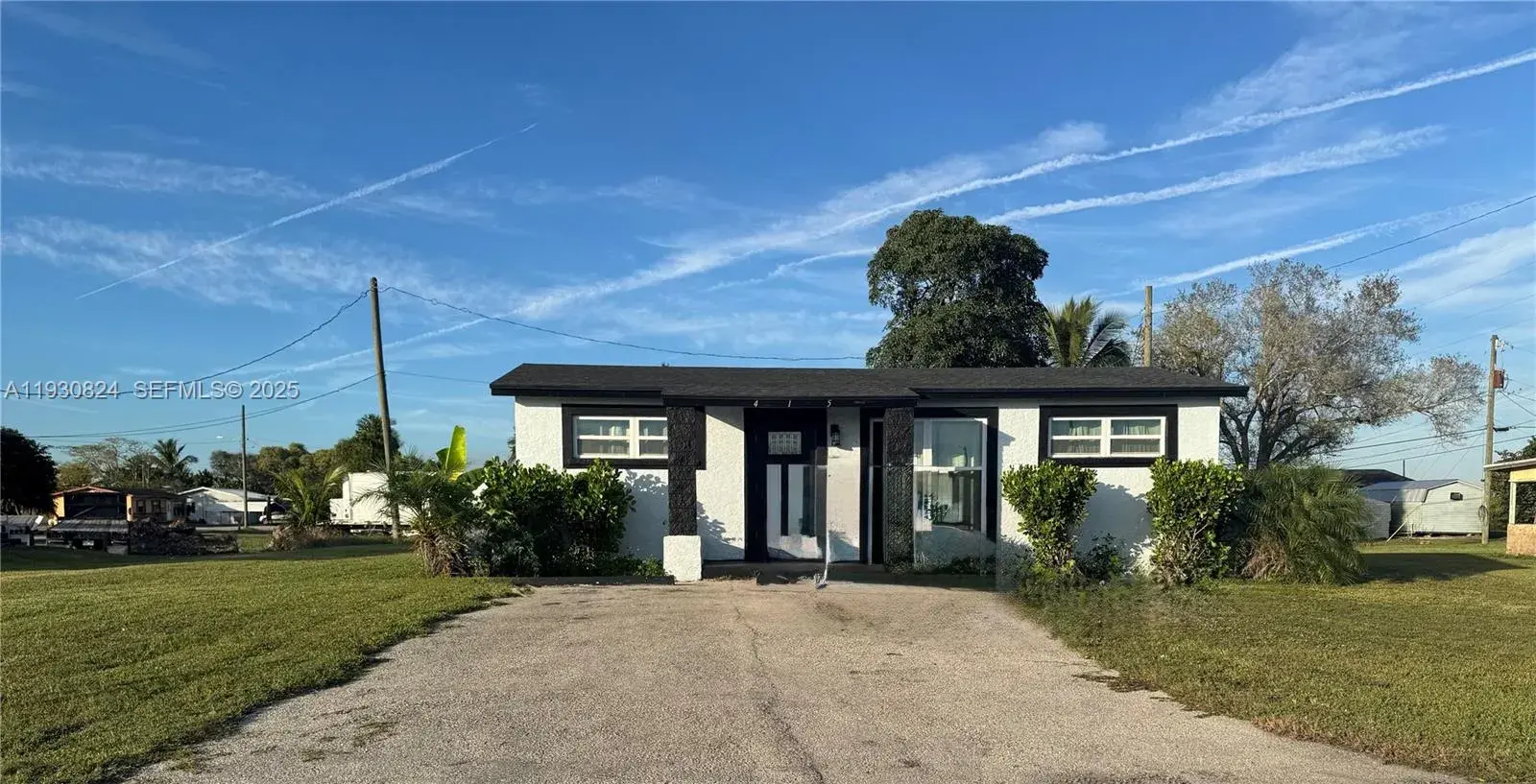 415 SE 4th St, South Bay FL 33493