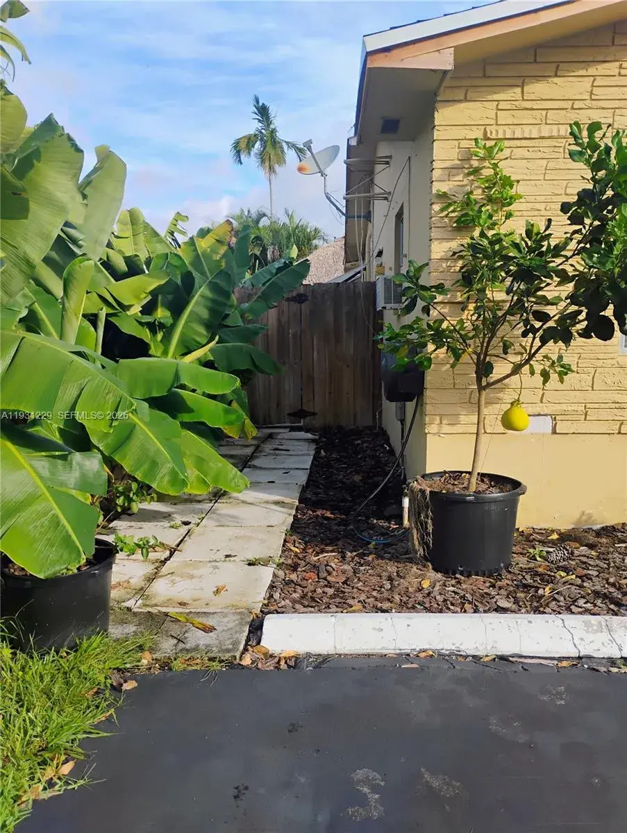 1 bedroom 1 bath Residential Lease for rent at 0 Thomas St # 1, Hollywood FL 33021