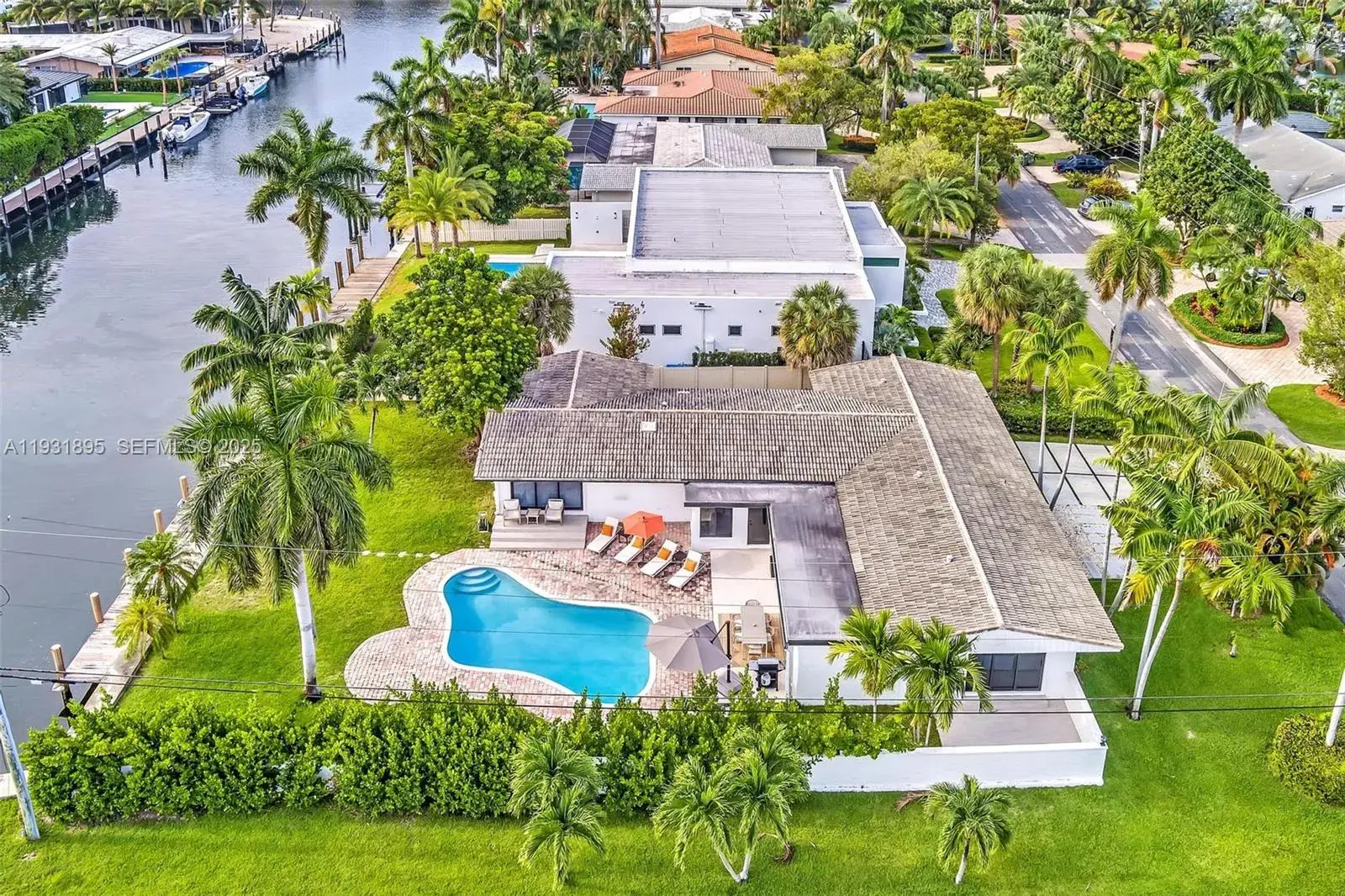 536 Hibiscus Dr, Hallandale Beach FL 33009