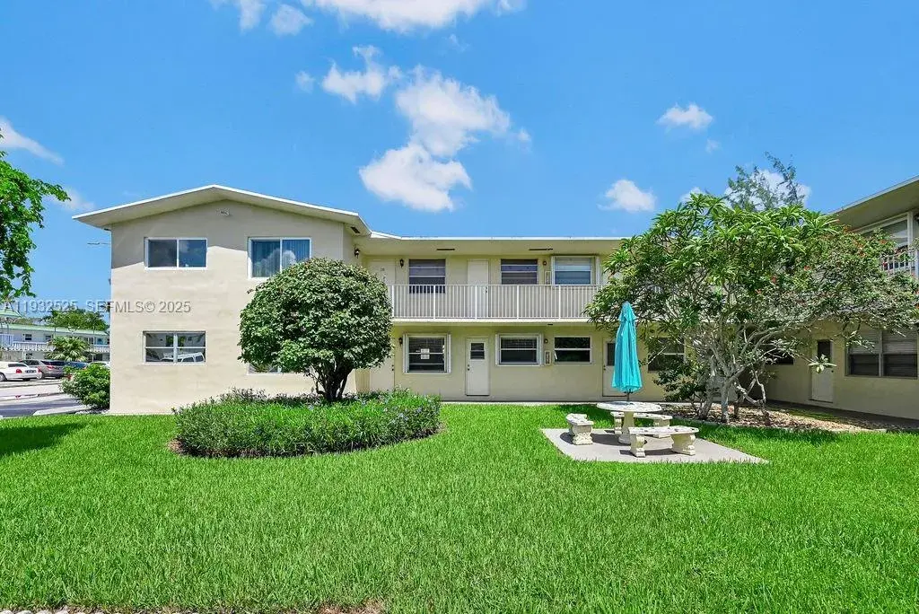 1 bedroom 1 bath Residential for sale at 1301 N 12th Ct # 3B, Hollywood FL 33019