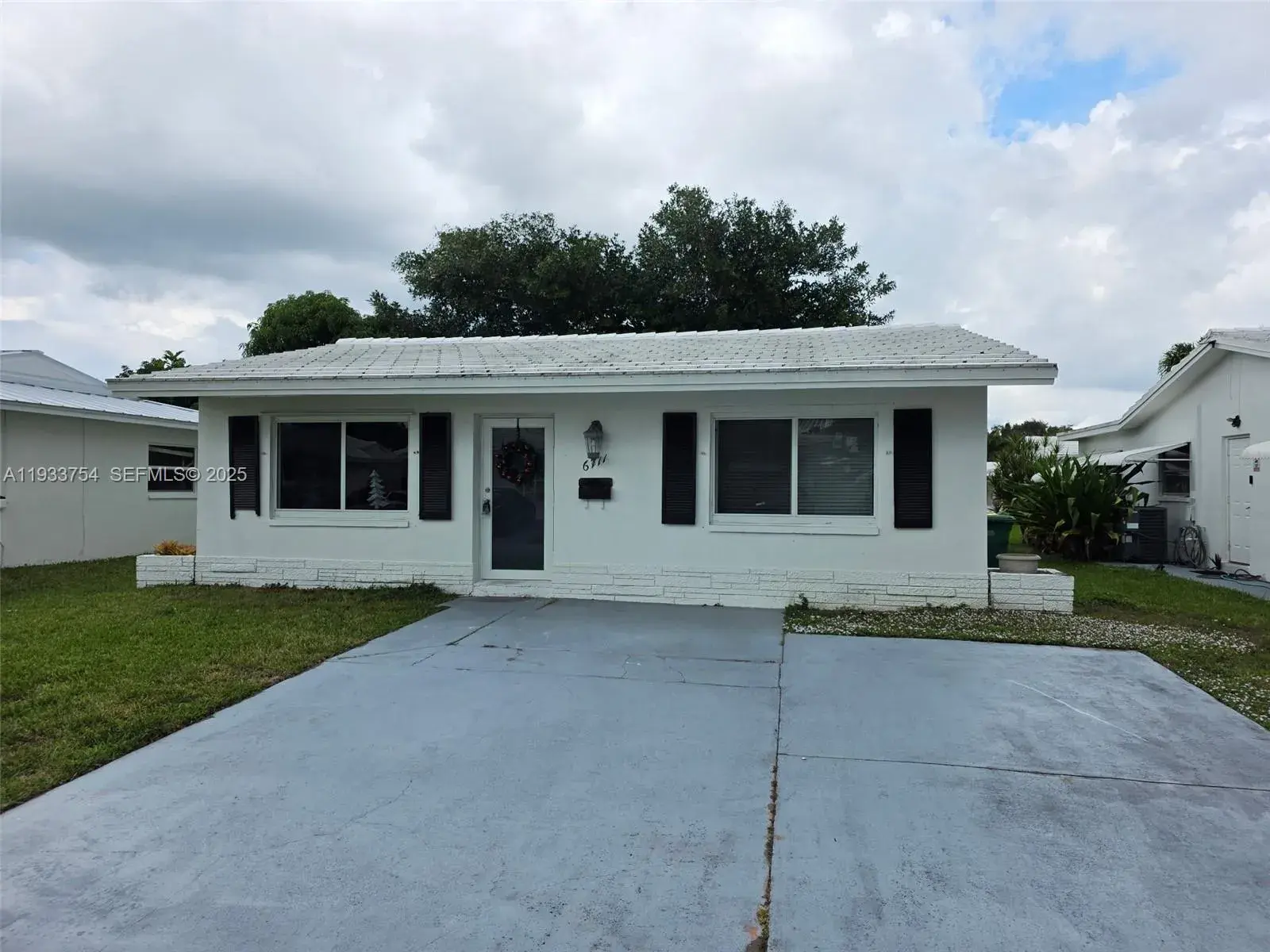 2 bedroom 1 bath Residential for sale at 6711 NW 72nd St, Tamarac FL 33321