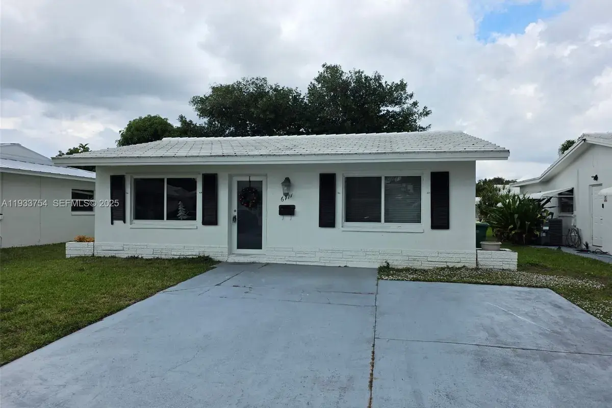 6711 NW 72nd St, Tamarac FL 33321