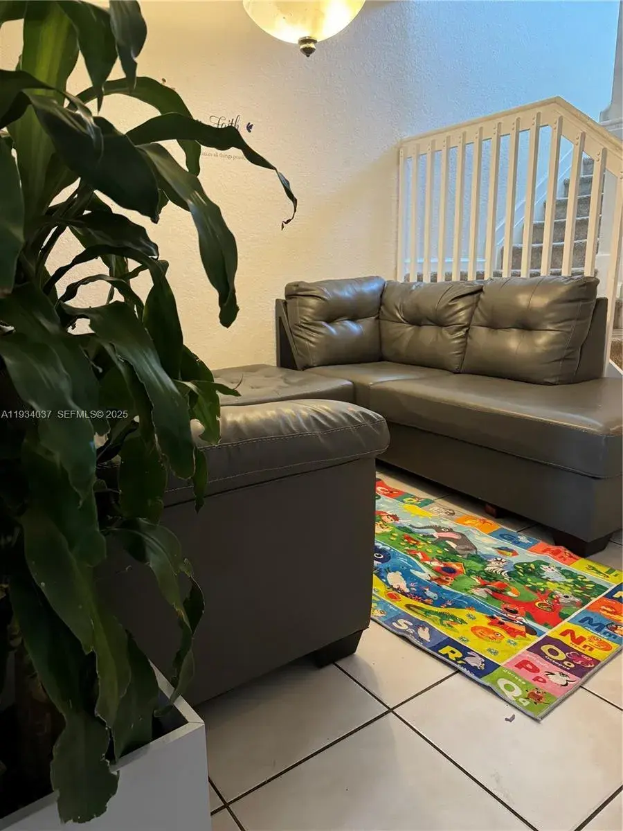 1043 SE 23rd Ave, Homestead FL 33035