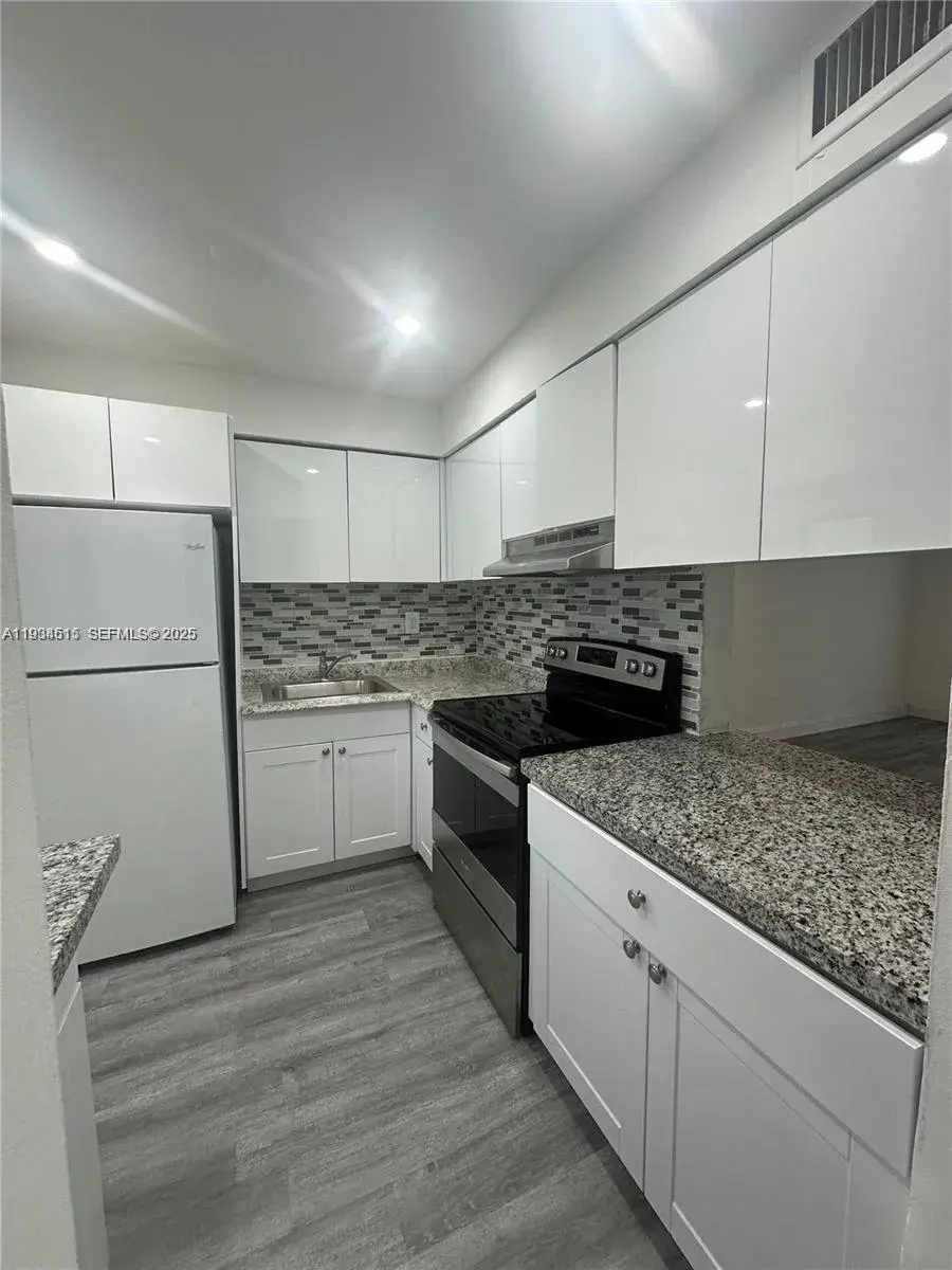 1 bedroom 1 bath Residential for sale at 2800 NE 203rd St # 10, Aventura FL 33180