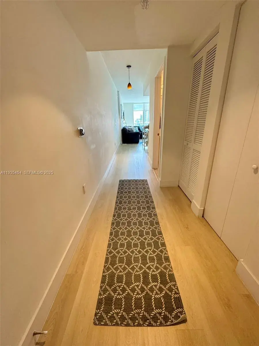 185 SW 7th St # 1402, Miami FL 33130