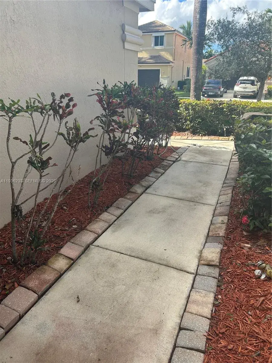 948 NW Phoenix Way, Weston FL 33327