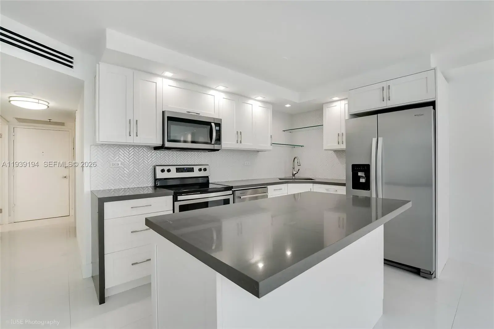 1 bedroom 2 bath Residential Lease for rent at 6039 Collins Ave # 1222, Miami Beach FL 33140