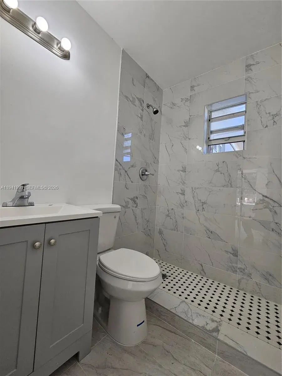 5621 Cleveland St, Hollywood FL 33021