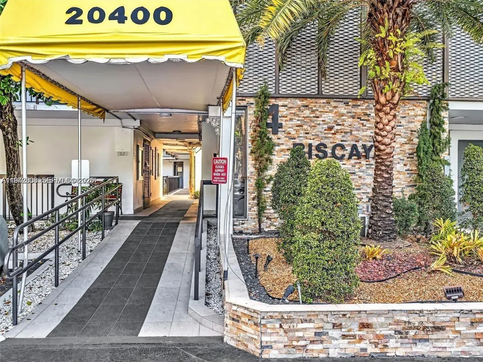 2 bedroom 2 bath Residential Lease for rent at 20400 W Country Club Dr # 812, Aventura FL 33180