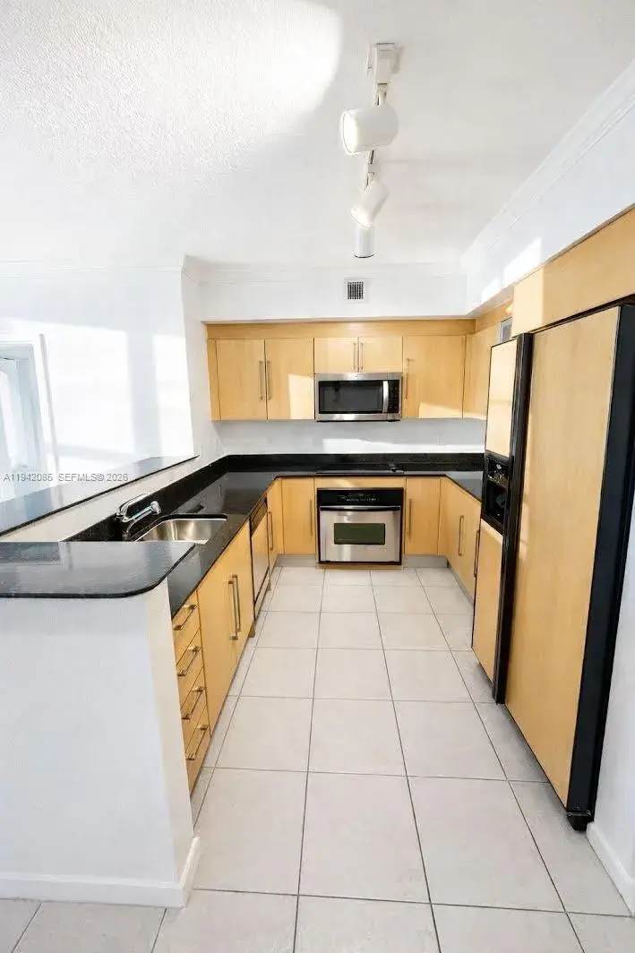 325 S Biscayne Blvd # 2215, Miami FL 33131 photo 2