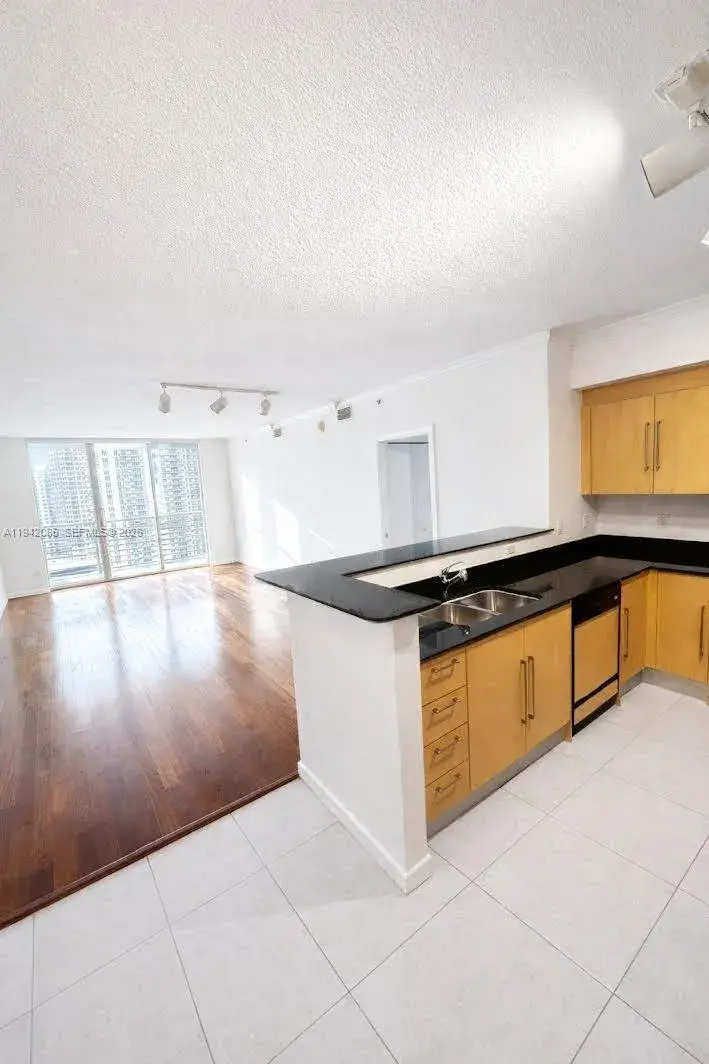 325 S Biscayne Blvd # 2215, Miami FL 33131 photo 3