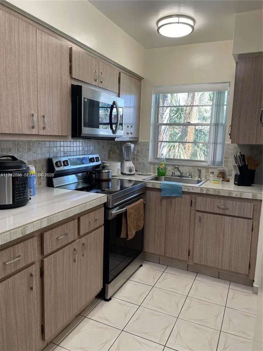 181 NE 14th Ave # 23B, Hallandale Beach FL 33009