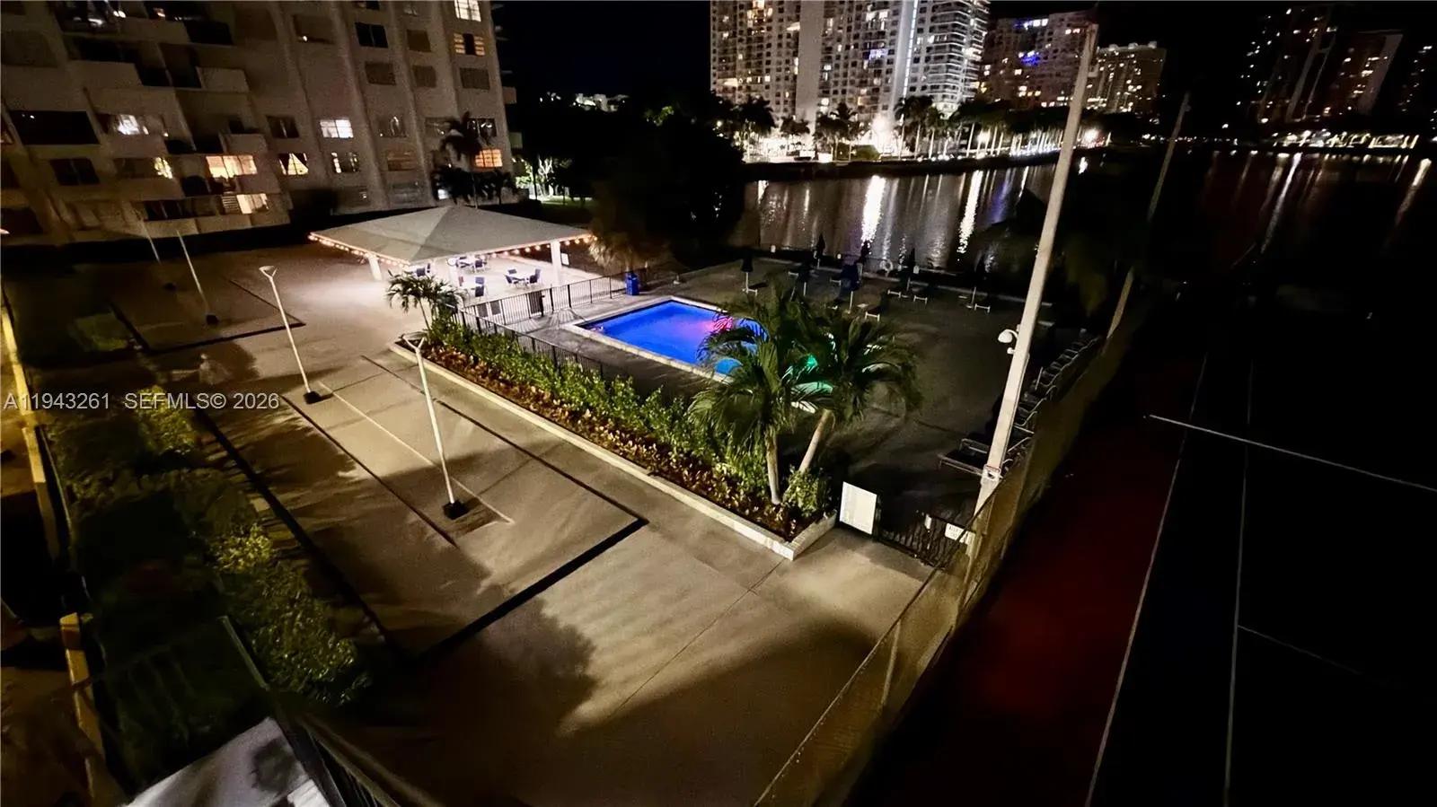 1 bedroom 1 bath Residential for sale at 2750 NE 183rd St # 906, Aventura FL 33160