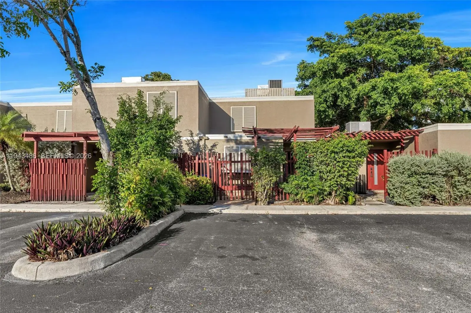 2 bedroom 2 bath Residential for sale at 10911 Cedar Ln, Pembroke Pines FL 33026