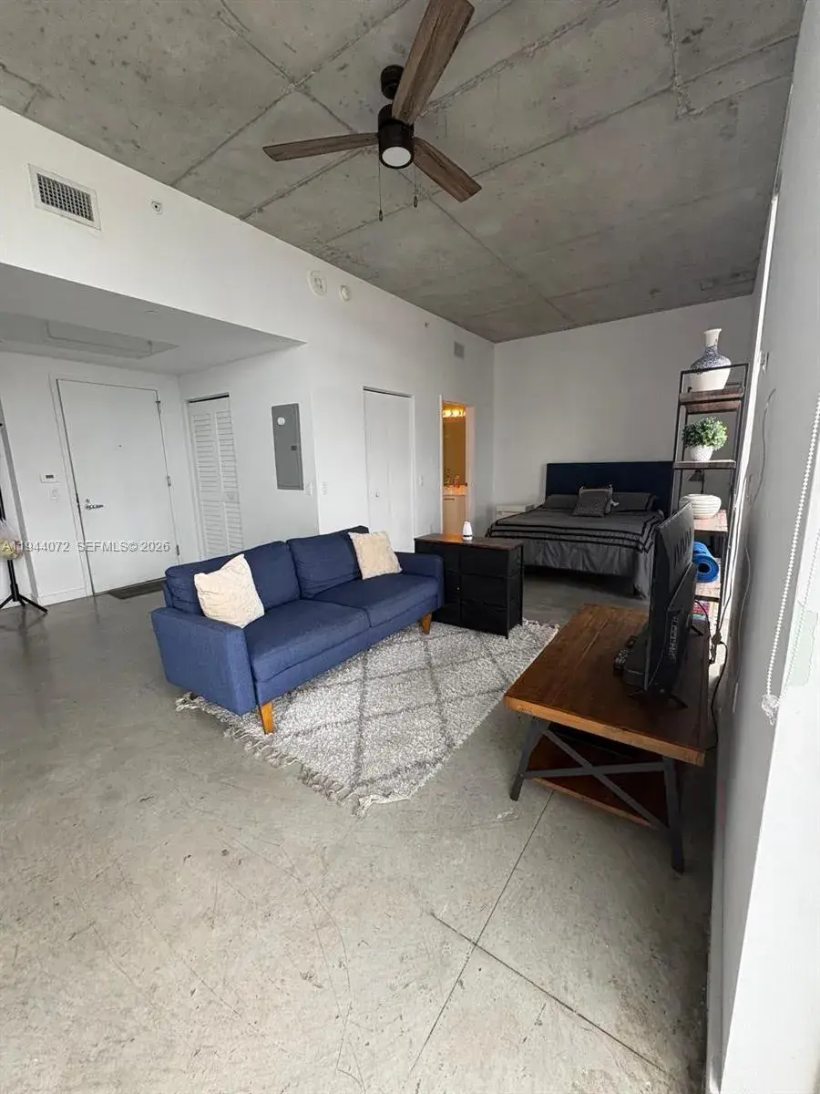 1 bedroom 1 bath Residential Lease for rent at 151 SE 1st St # 3404, Miami FL 33131
