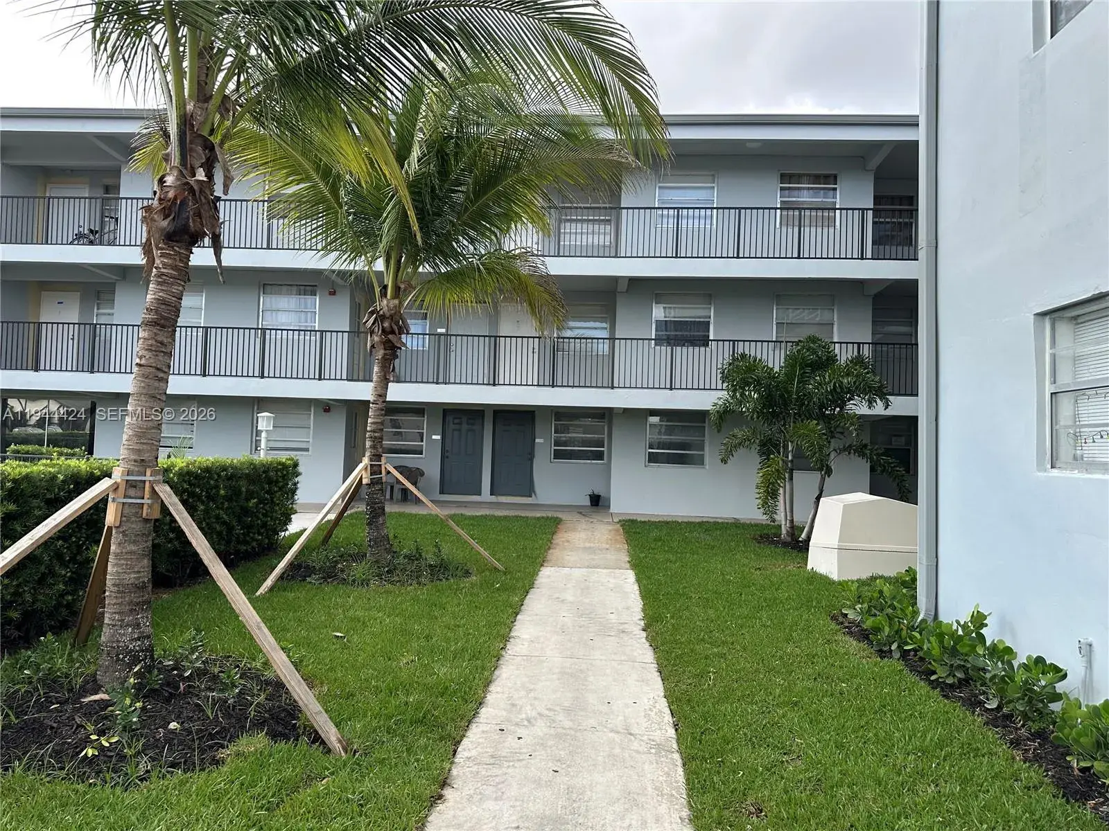 1100 NE 1st Ct # 112, Hallandale Beach FL 33009