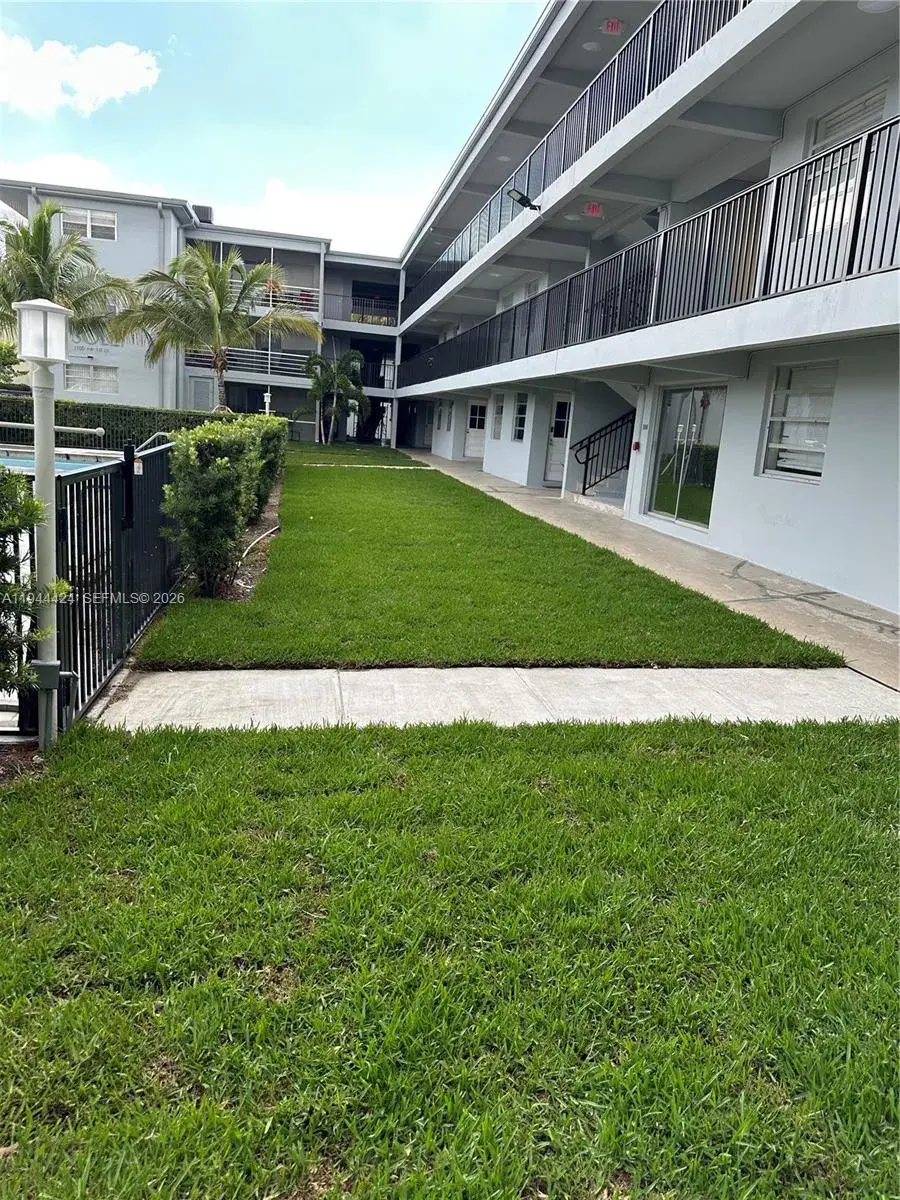 1100 NE 1st Ct # 112, Hallandale Beach FL 33009
