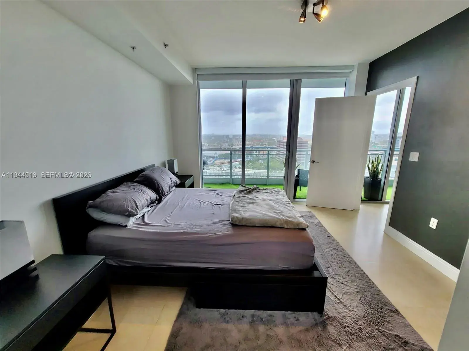 92 SW 3rd St # 1808, Miami FL 33130
