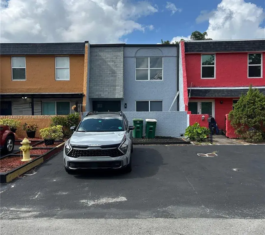 7402 NW 75th St, Tamarac FL 33321