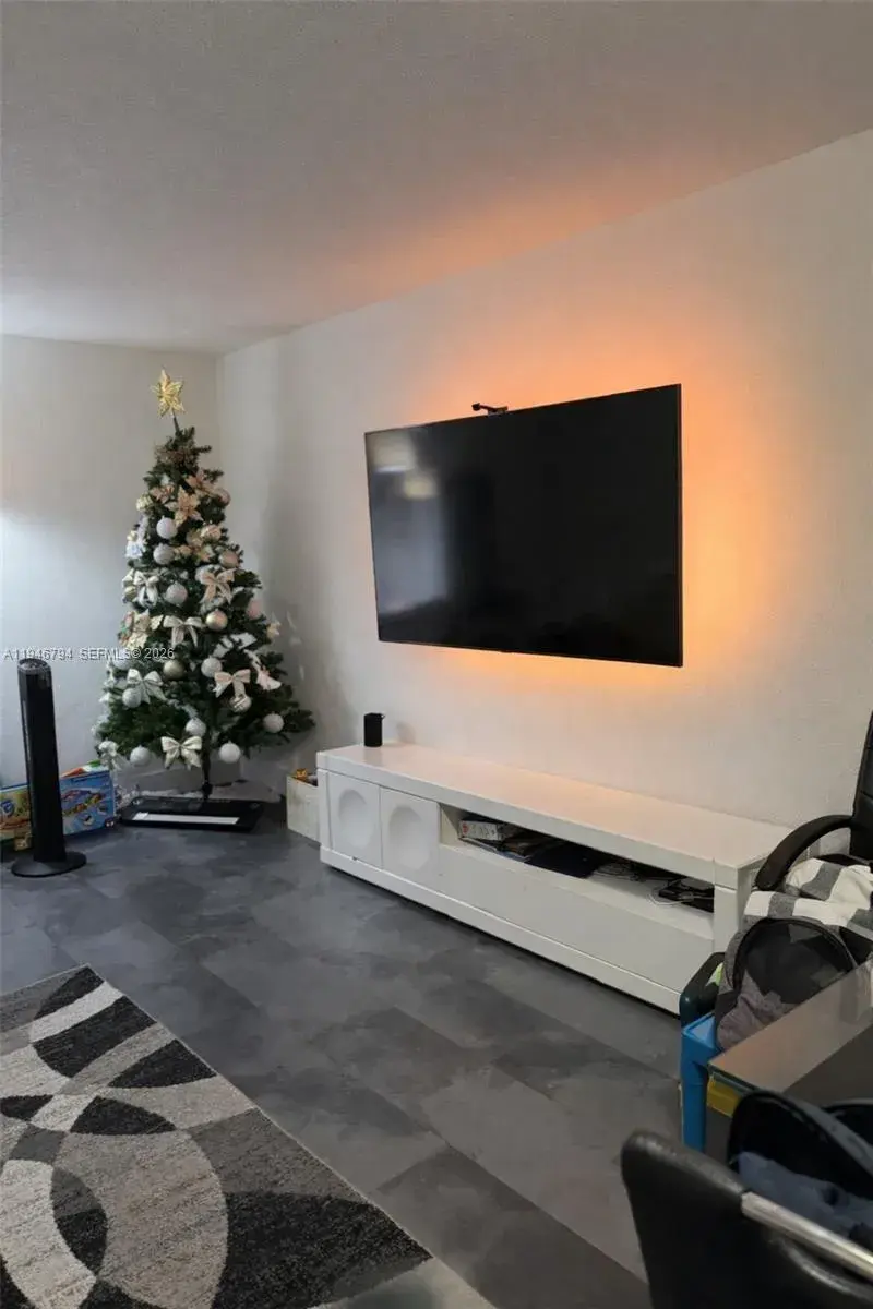 2190 W 60th St # 21201, Hialeah FL 33016