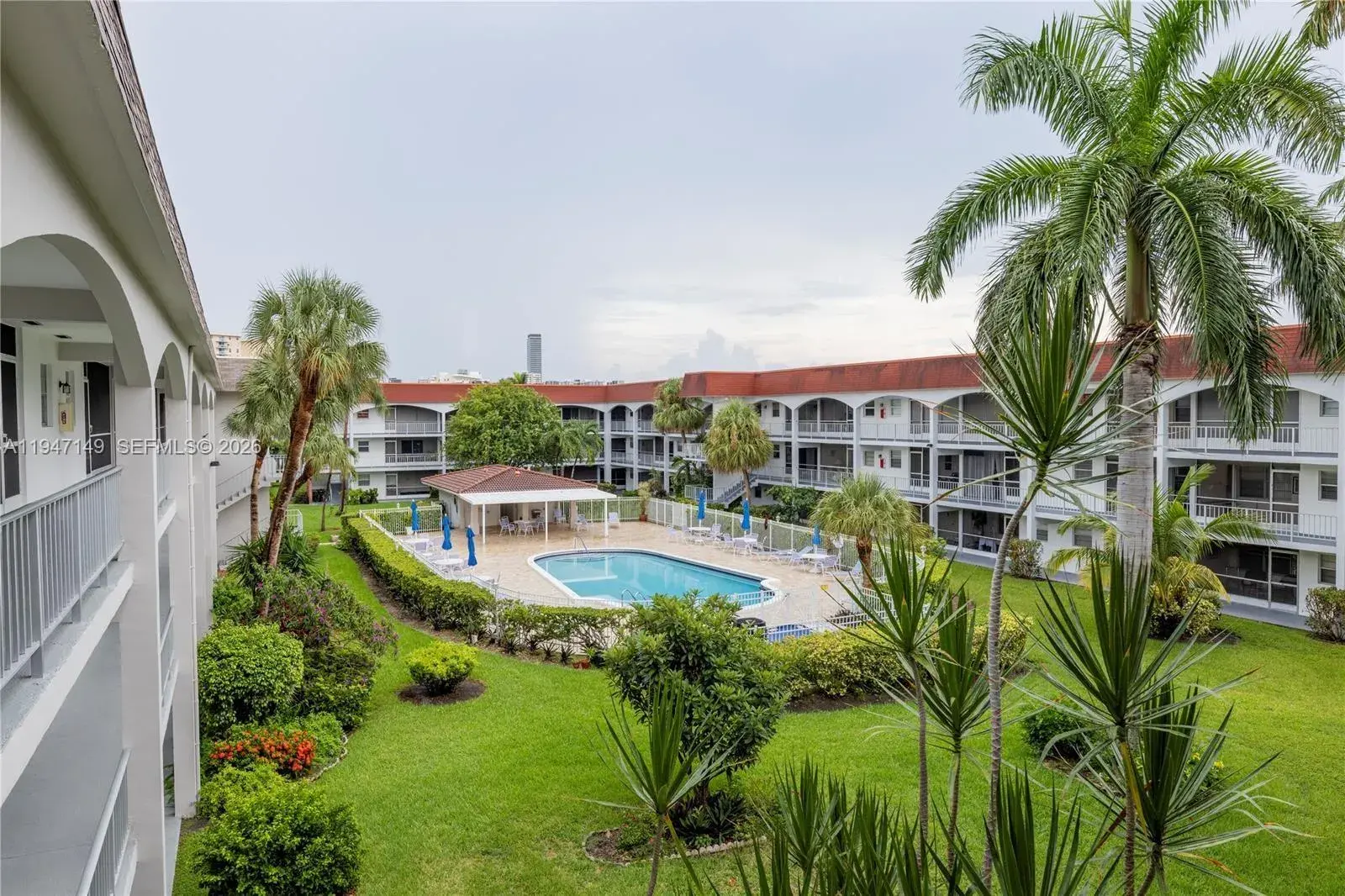 581 Blue Heron Dr # B, Hallandale Beach FL 33009