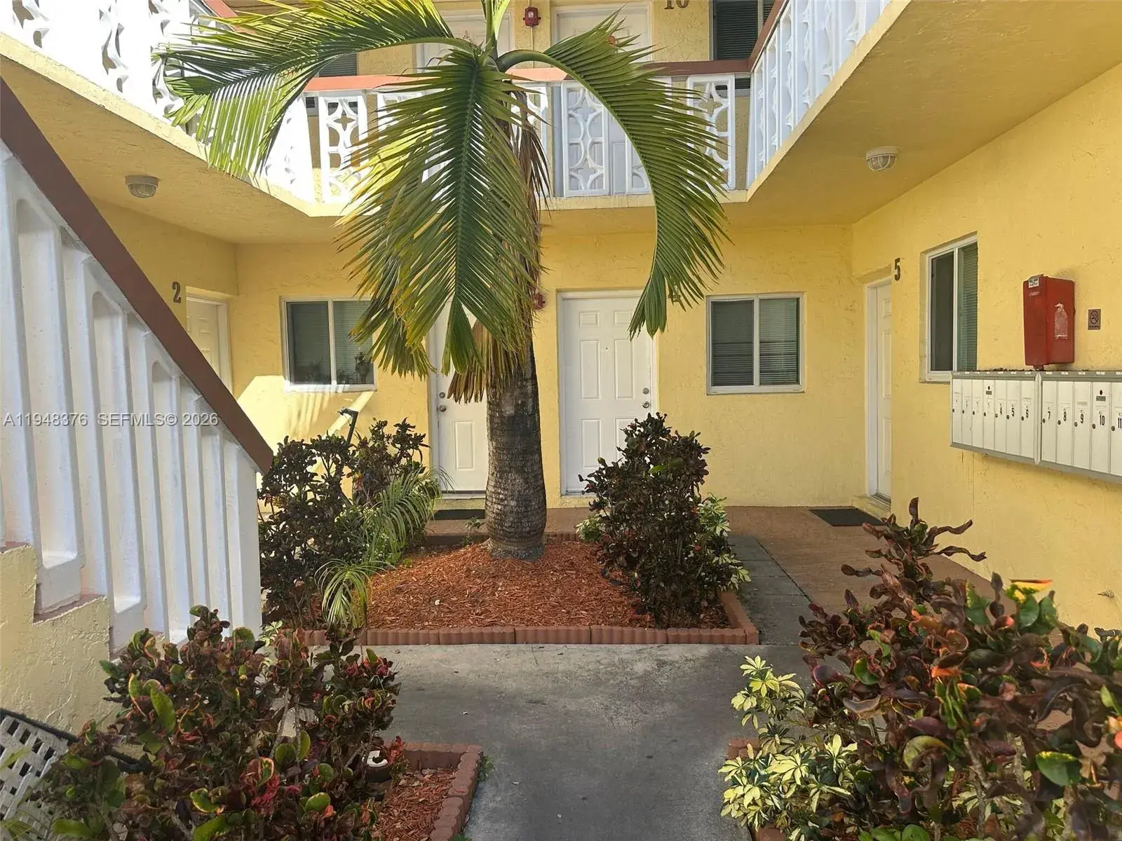 1 bedroom 1 bath Residential Lease for rent at 724 NE 4th St # 5, Hallandale Beach FL 33009