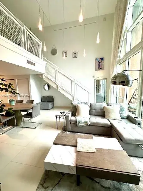 253 NE 2nd St # 421, Miami FL 33132