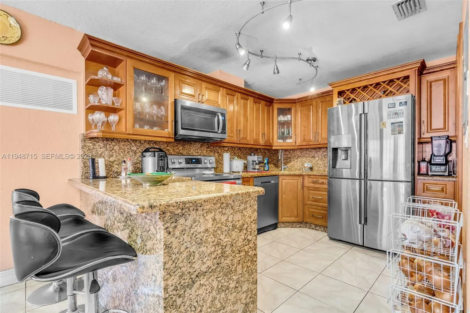 9085 Grand Canal Dr, Miami FL 33174 photo 4