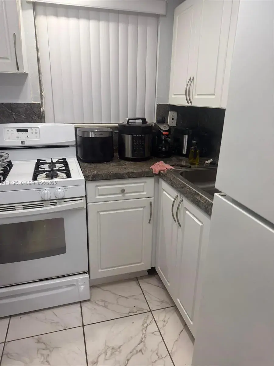 1 bedroom 1 bath Residential for sale at 350 E 21st St # 108, Hialeah FL 33010