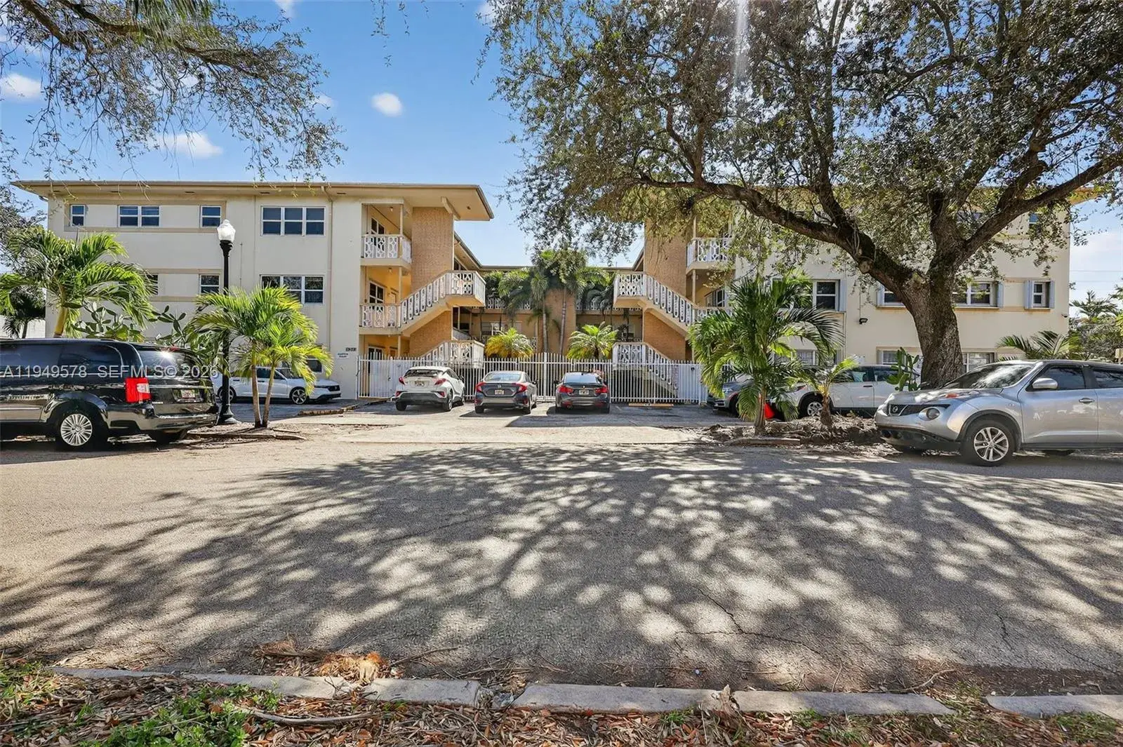 1 bedroom 1 bath Residential for sale at 1958 Monroe St # 206, Hollywood FL 33020