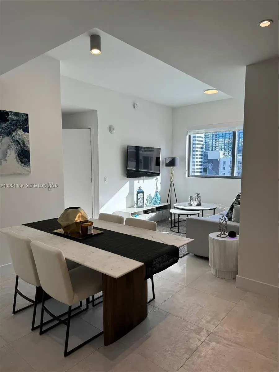 239 SW 9th St # 1405, Miami FL 33130