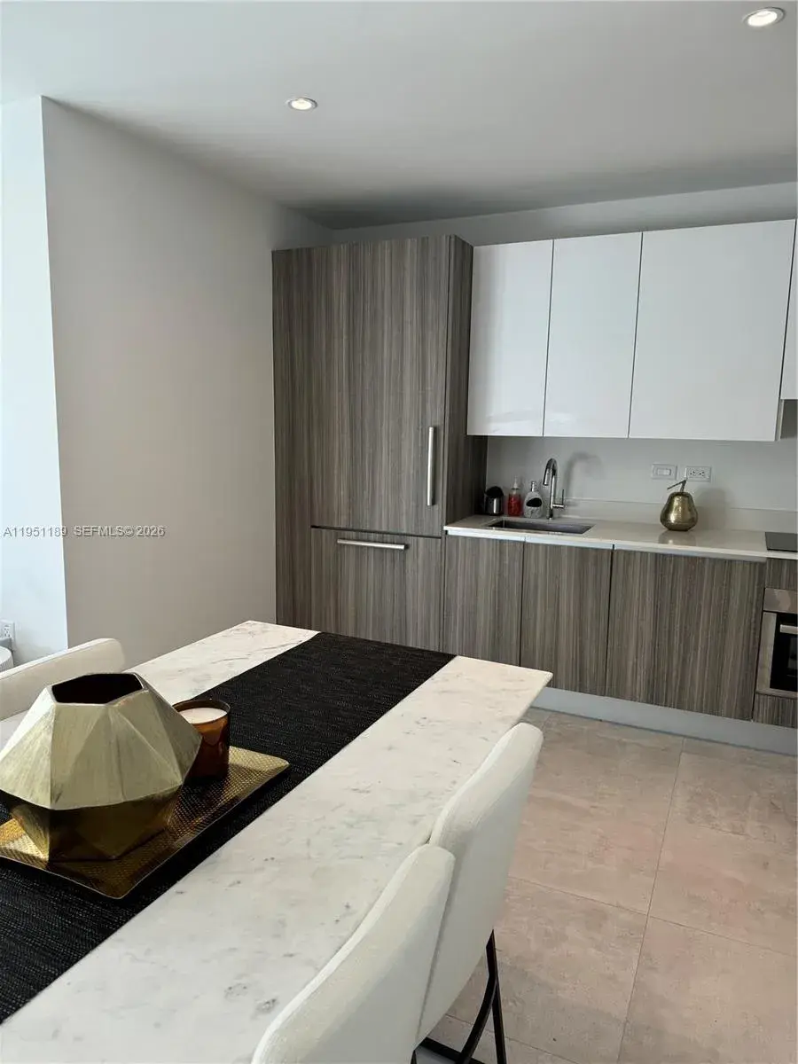 239 SW 9th St # 1405, Miami FL 33130