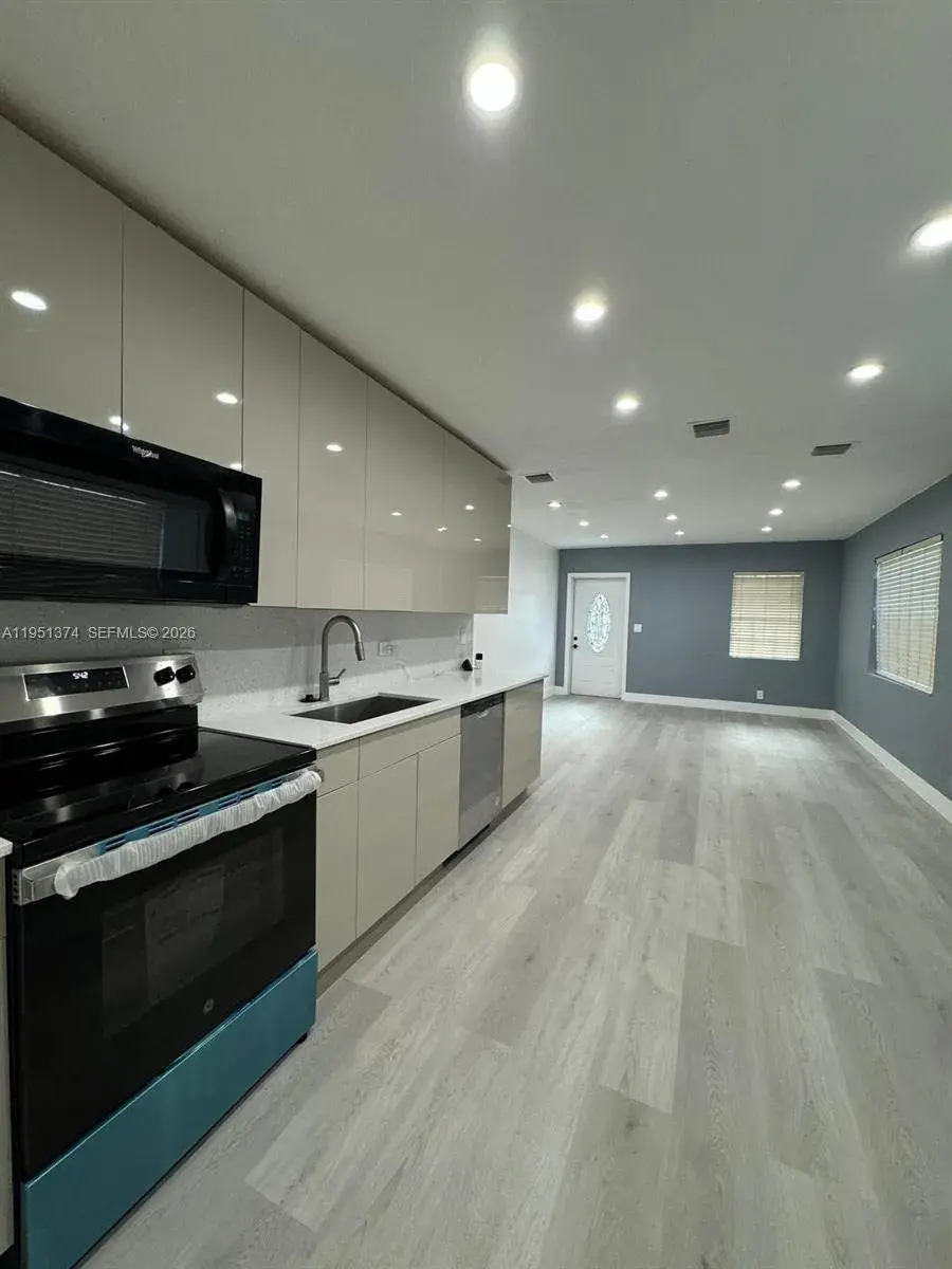 635 N 28th Ave, Hollywood FL 33020