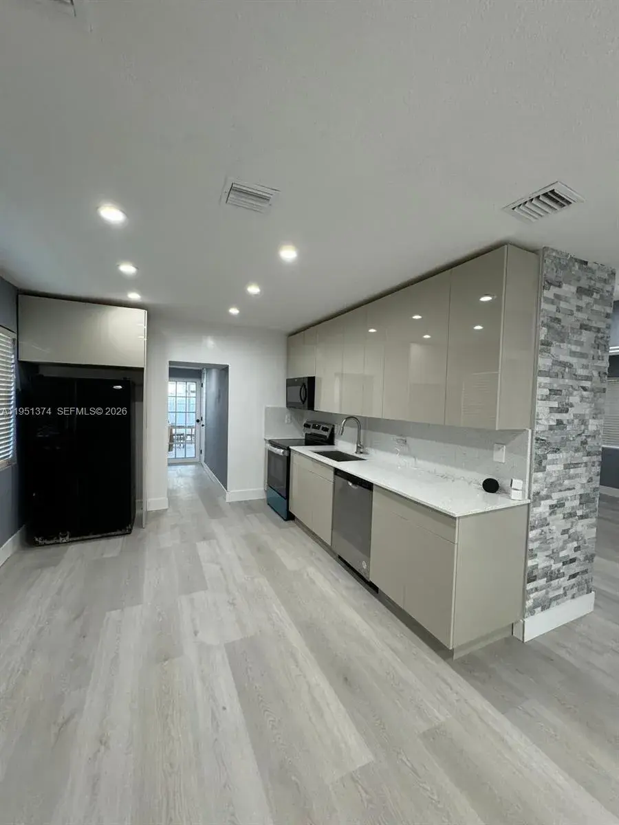 635 N 28th Ave, Hollywood FL 33020