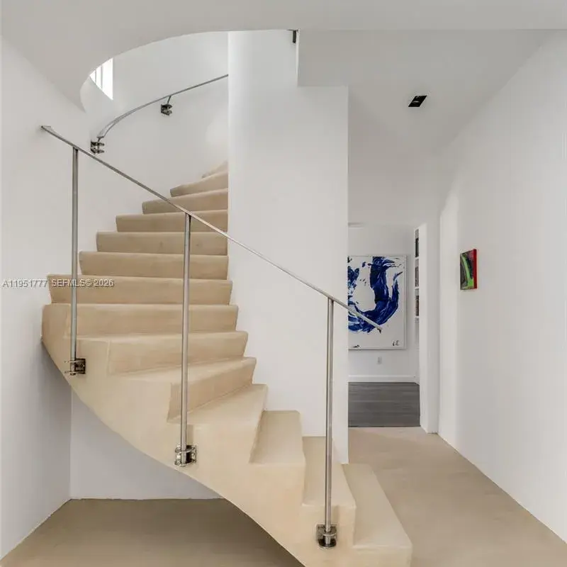 3325 Pine Tree Dr, Miami Beach FL 33140