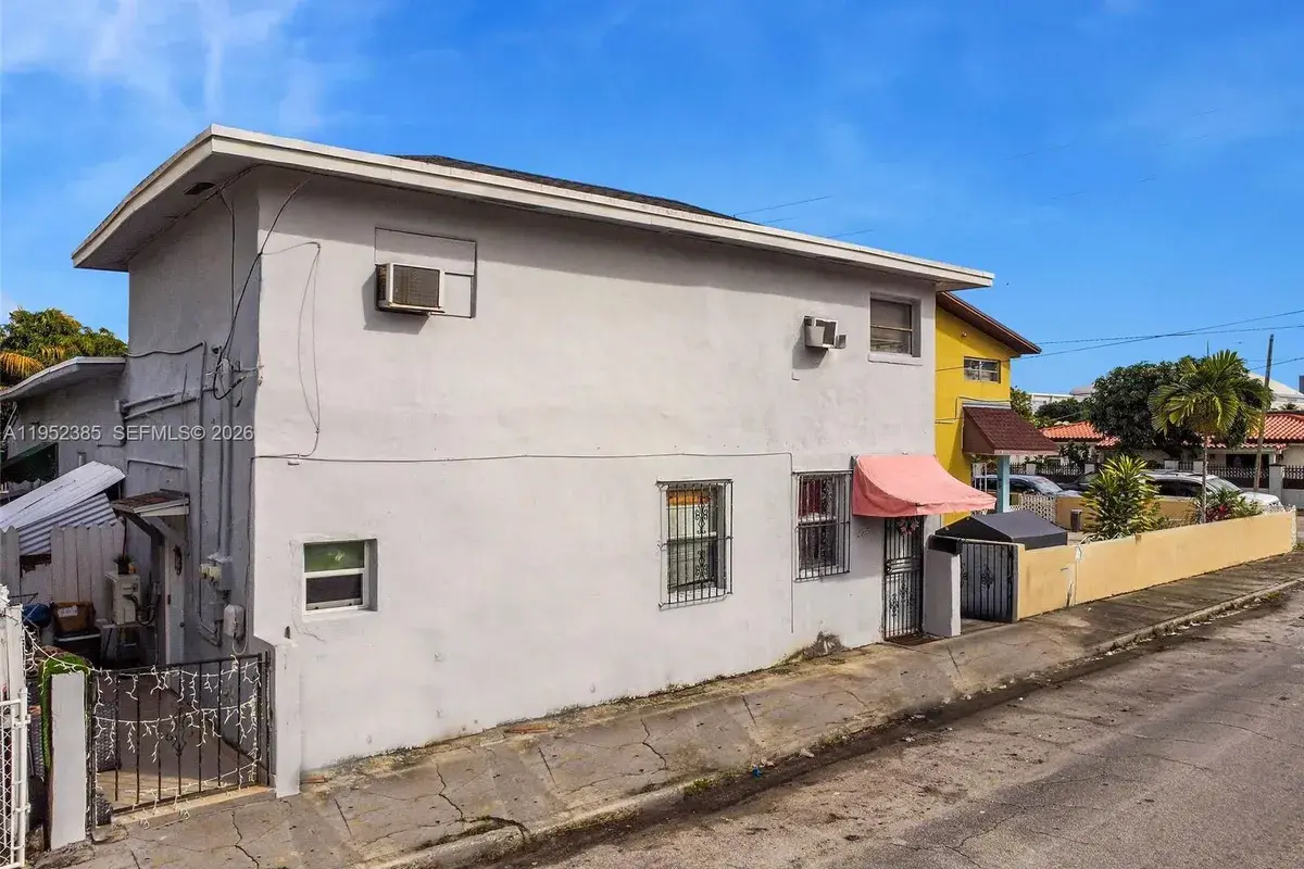 2105 NW 1st St, Miami FL 33125