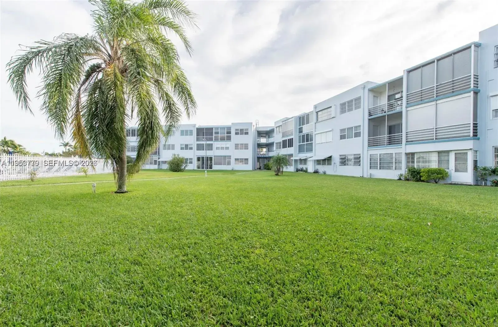 1 bedroom 1 bath Residential Lease for rent at 2200 Park Ln # 105, Hollywood FL 33021