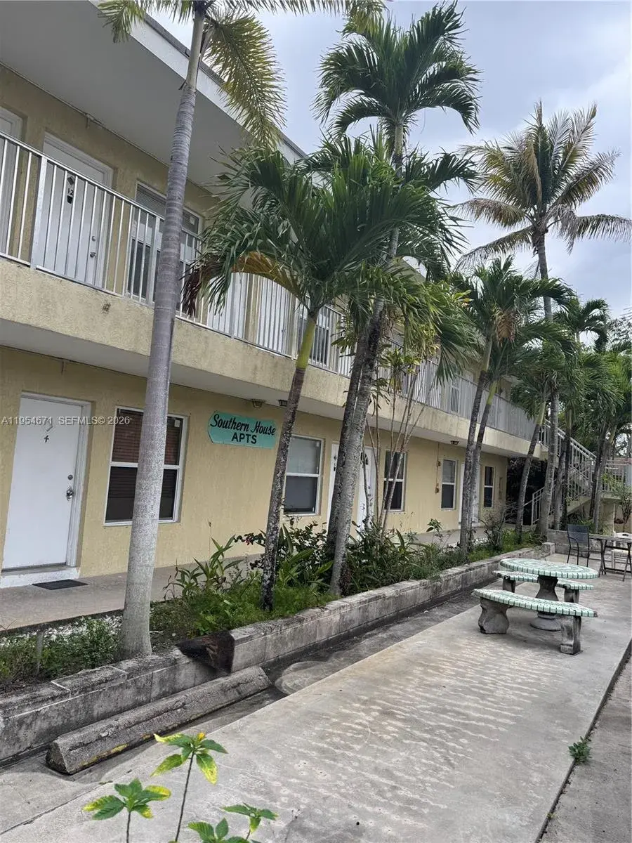 1 bedroom 1 bath Residential Lease for rent at 1502 Arthur St # 10, Hollywood FL 33020