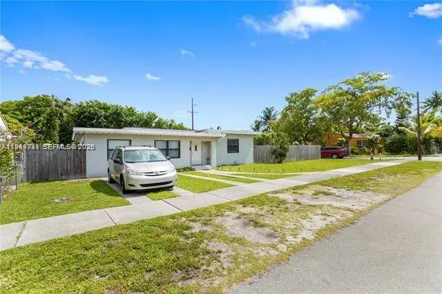 2407 Dewey St, Hollywood FL 33020
