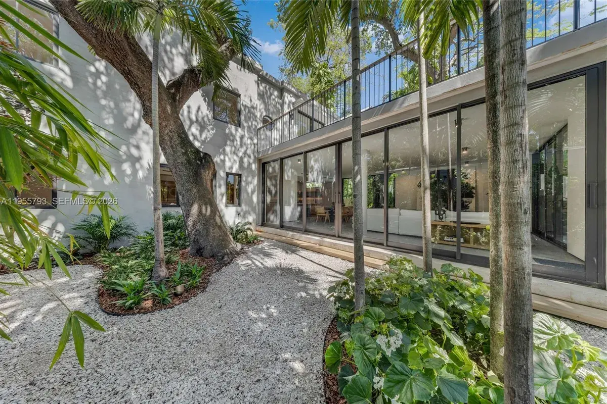 1000 NW 9th Ct, Miami FL 33136
