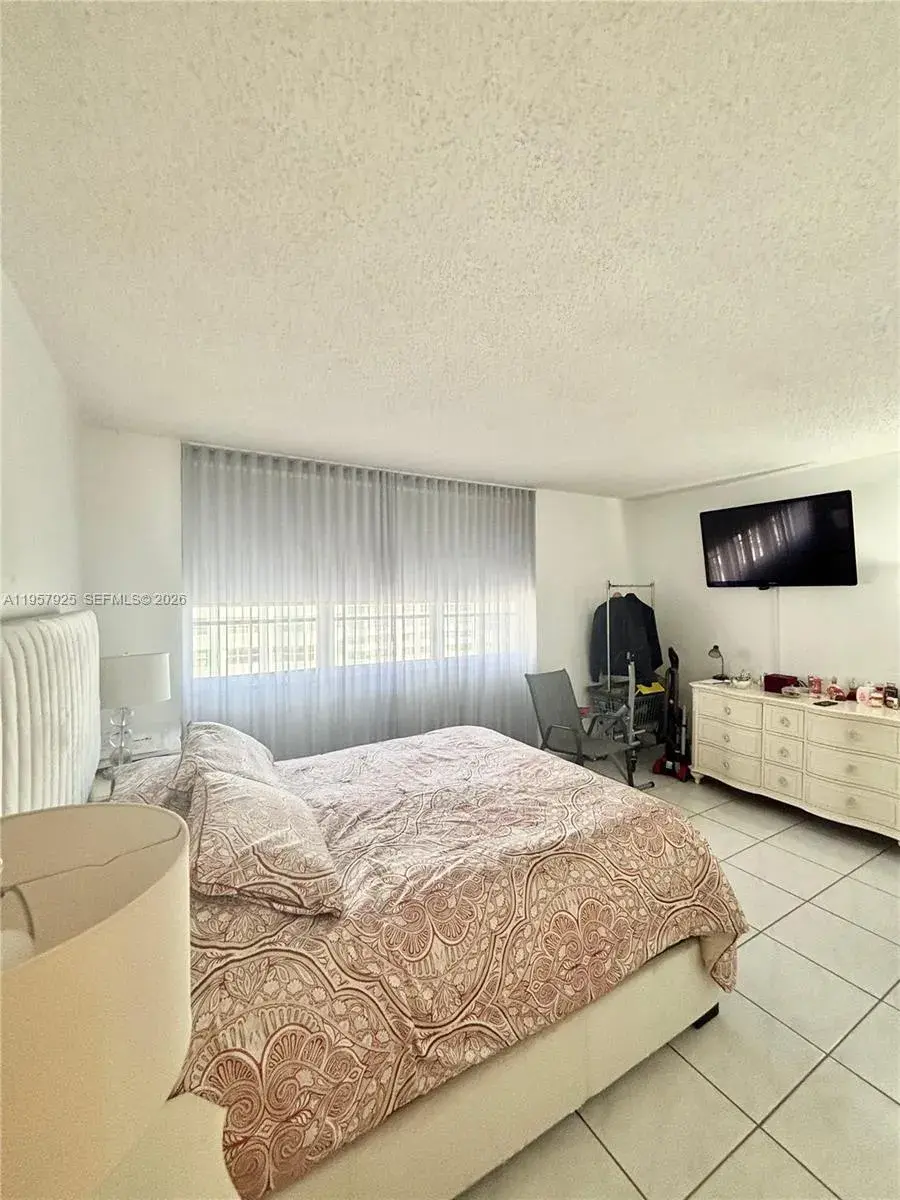 999 Brickell Bay Dr # 1905, Miami FL 33131 photo 4