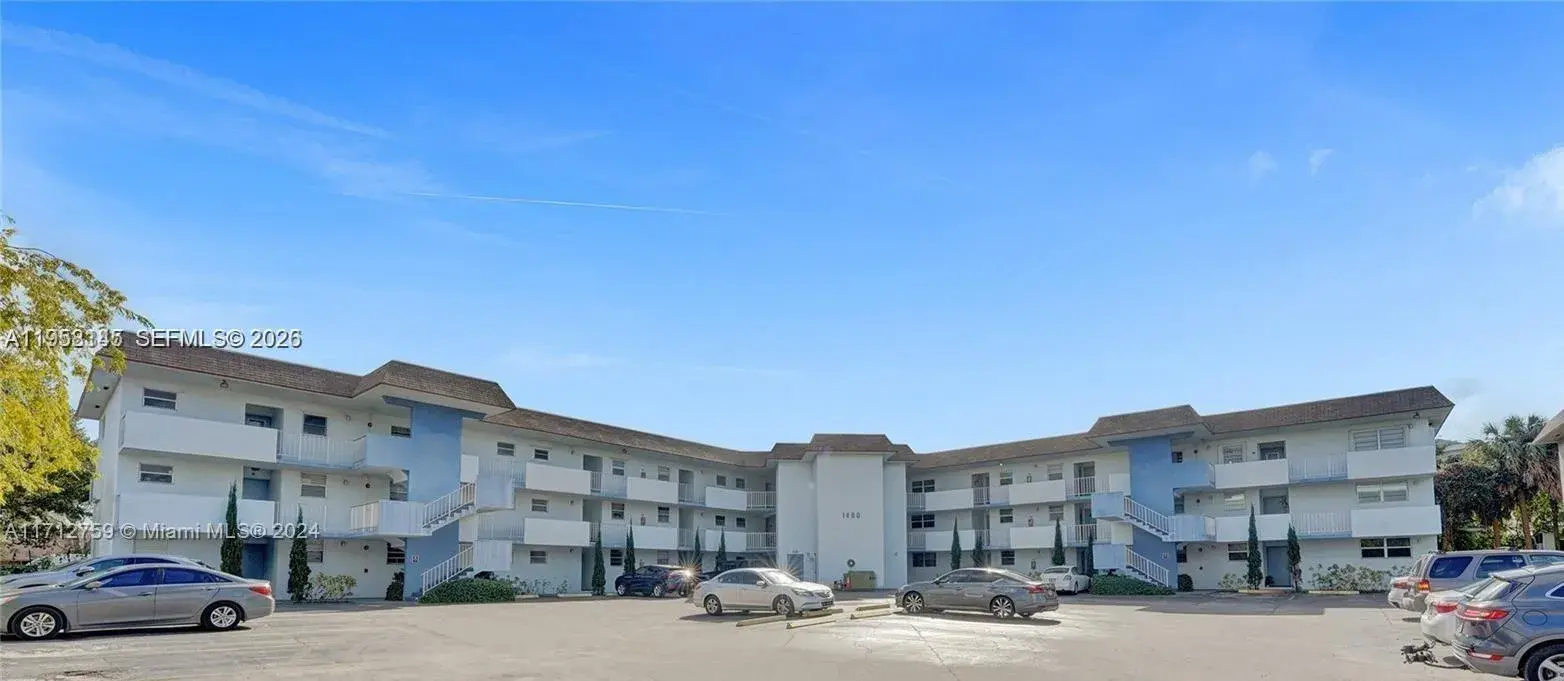 1 bedroom 1 bath Residential for sale at 1400 Tallwood Ave # 204, Hollywood FL 33021