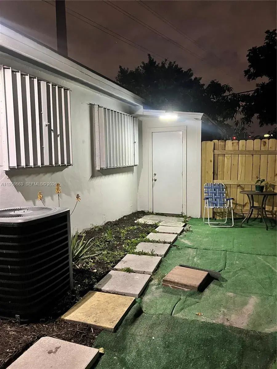 1 bedroom 1 bath Residential Lease for rent at 6400 Fletcher St # B, Hollywood FL 33023