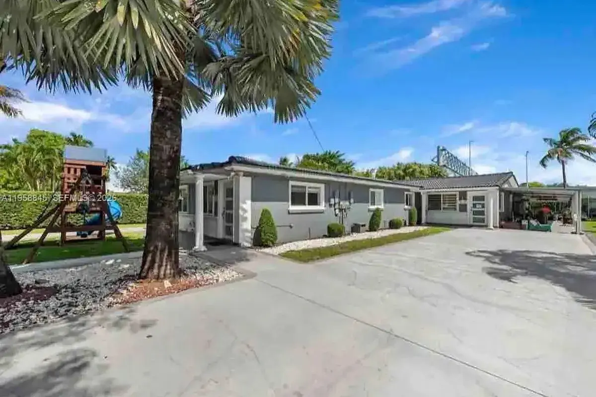 3008 NW 13th St, Miami FL 33125