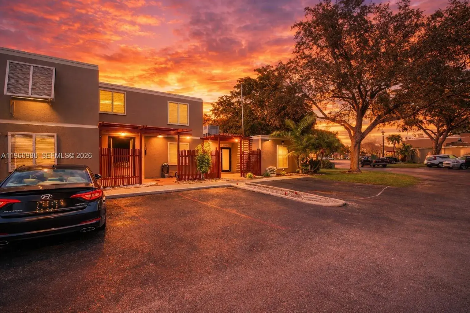 10911 N Lakeview Dr, Pembroke Pines FL 33026