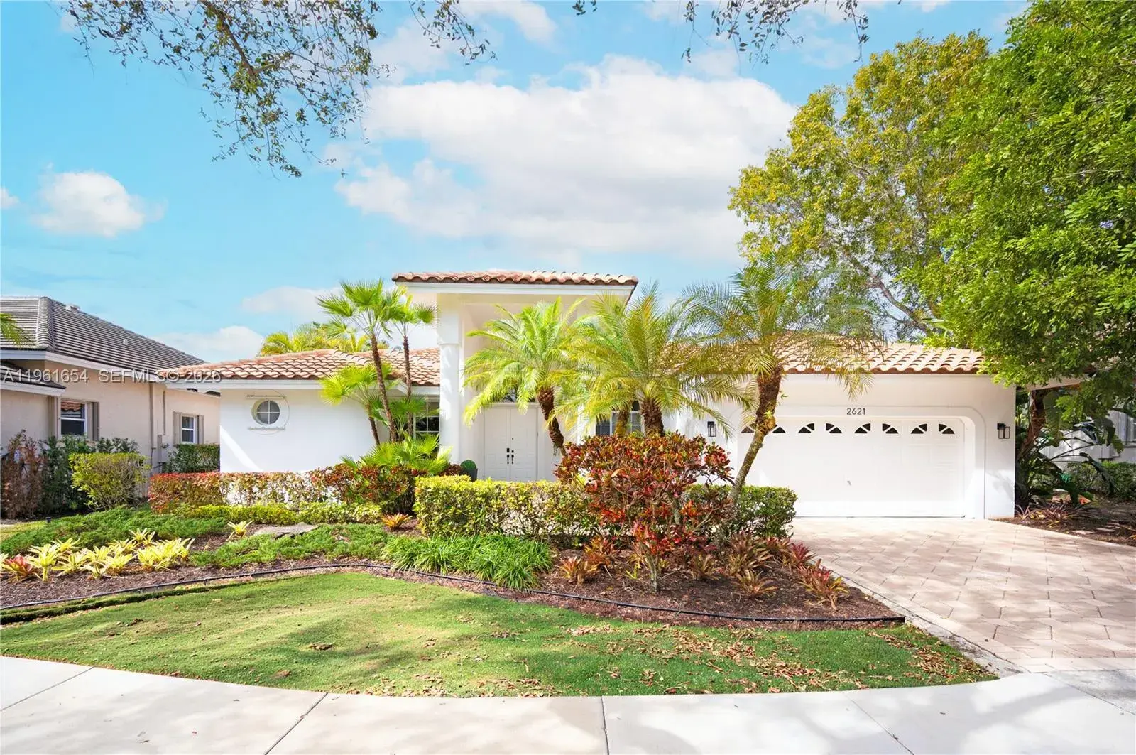 5 bedroom 4 bath Residential for sale at 2621 Oakbrook Ln, Weston FL 33332