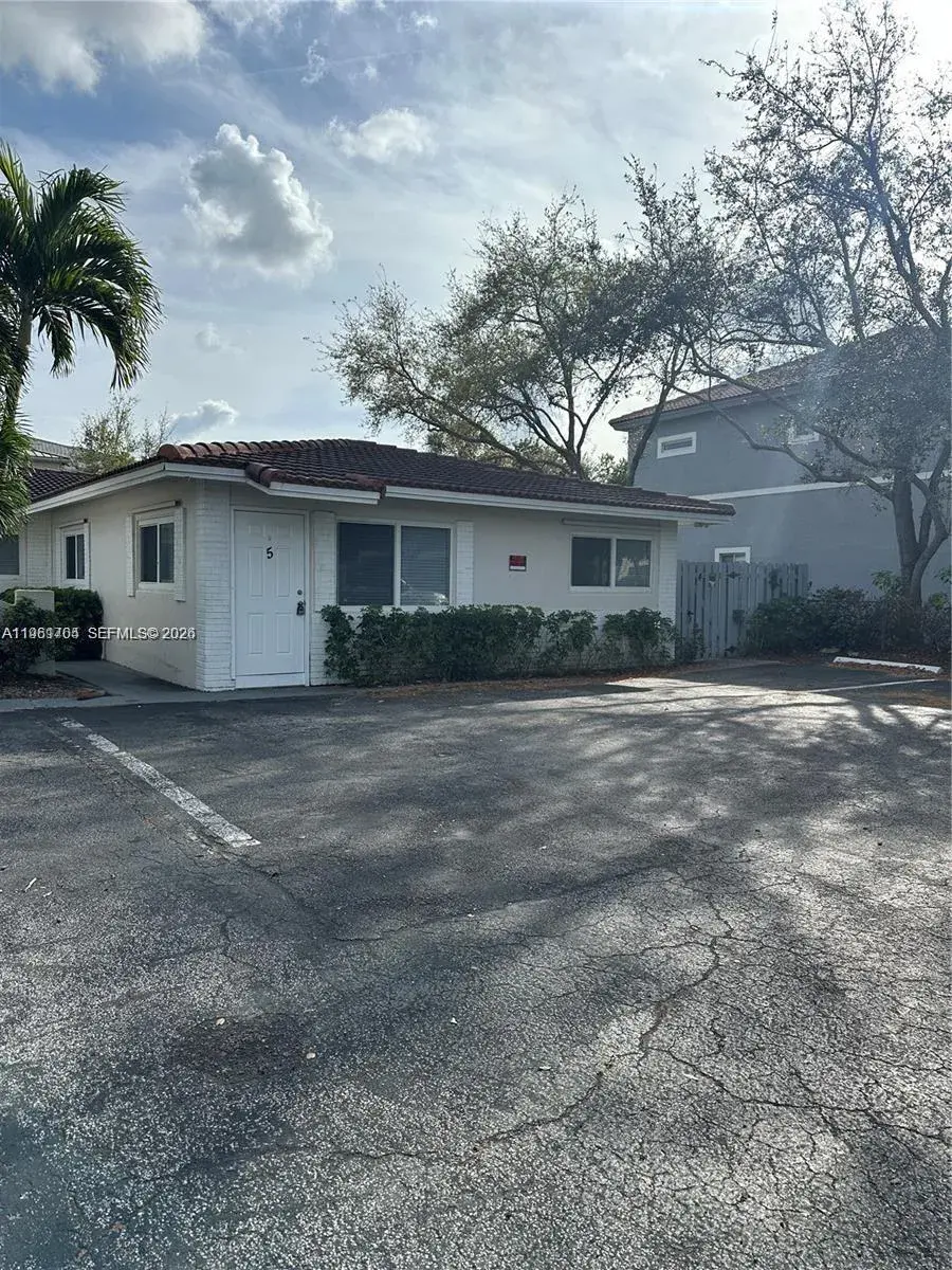 8704 NW 38th Dr, Coral Springs FL 33065