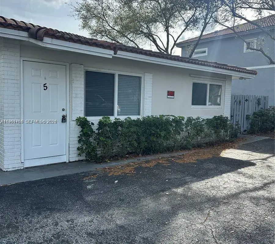 8704 NW 38th Dr, Coral Springs FL 33065
